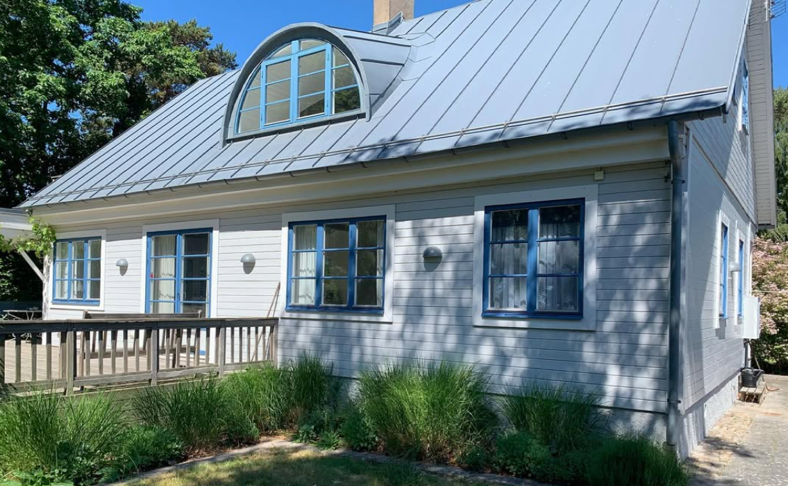 Målad Fasad Och Fönster